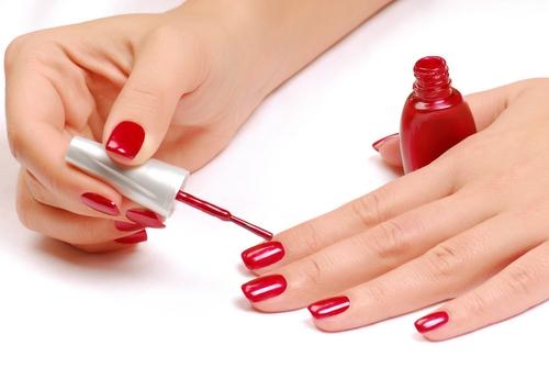 applying-nails-polish.JPG