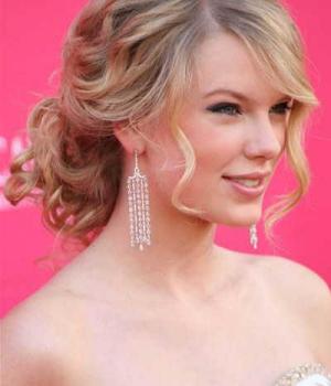taylor_swift_country_music_awards_blonde_wavy_hairstyle.jpg